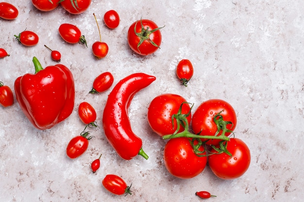 Frisches Rotes Gemuse Auf Betondecke Kostenlose Foto