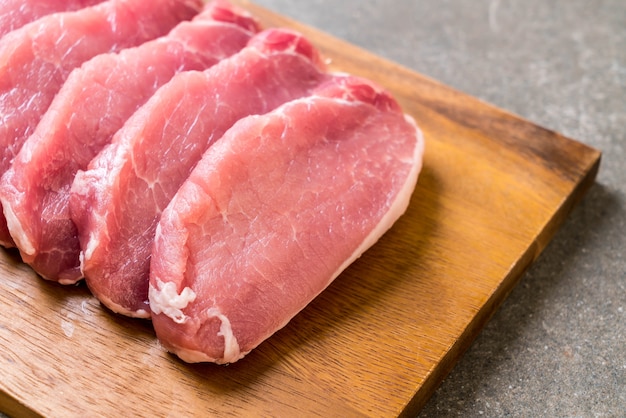 Frisches schweinefleisch rohes filet | Premium-Foto