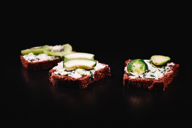 Frisches und gesundes essen. imbiss oder mittagessen ideen. selbst gemachtes brot mit käse, avocado Kostenlose Fotos