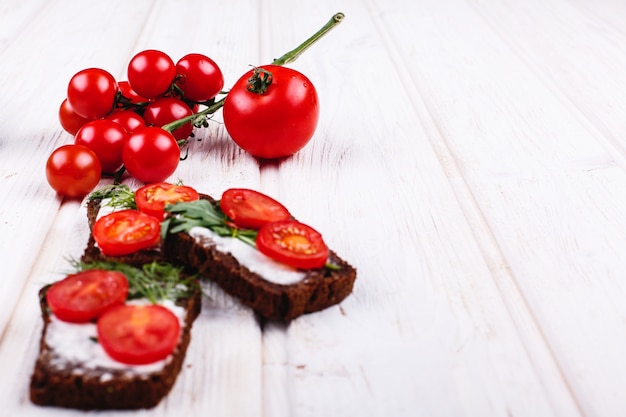 Frisches und gesundes essen. imbiss oder mittagessen ideen. selbst gemachtes brot mit käse Kostenlose Fotos