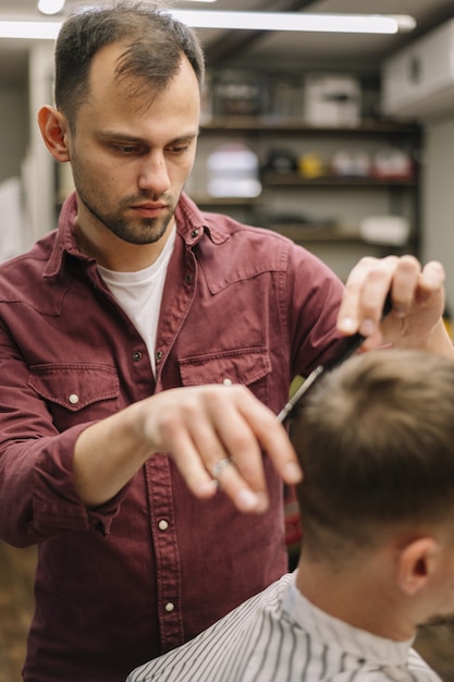 Die 33 Besten Bilder Zu Friseur In 2020 Haarschnitt