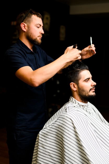 Friseur Der Mann Eine Neue Frisur Gibt Premium Foto