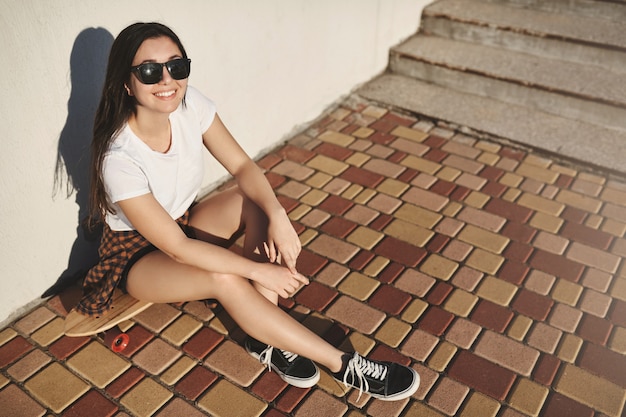 Frohliches Und Sorgloses Brunettes Madchen Im Hipster Outfit Skater Kostenlose Foto