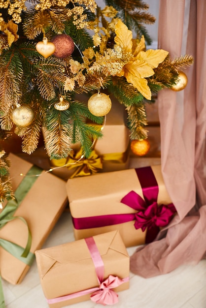 Frohe Weihnachten Und Ein Gutes Neues Jahr Viele Geschenke Unter Dem Weihnachtsbaum Mit Goldenen Spielzeugen Geschmuckt Verzierte Kasten Mit Geschenken Unter Feiertagsbaum Zuhause Premium Foto