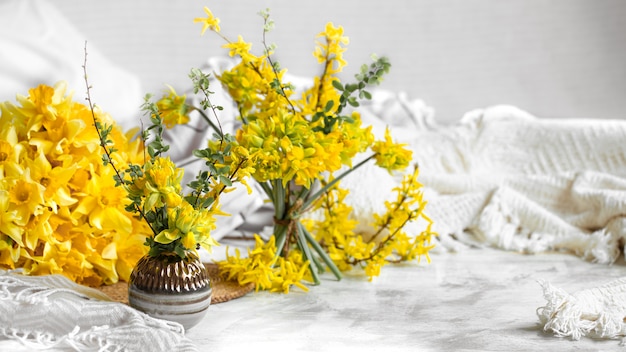 Kostenlose Foto Fruhlingsblumen Und Bluten In Gemutlicher Wohnatmosphare