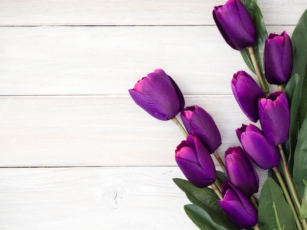 Frühlingstulpenblumen auf einem alten hölzernen Premium Fotos