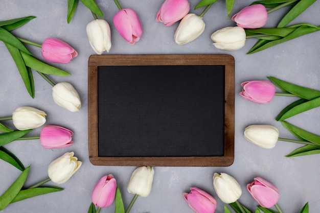 Frühlingszusammensetzung mit tulpen auf strukturiertem grau Kostenlose Fotos