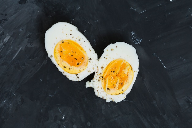 Frühstück mit hart gekochten eiern | Premium-Foto