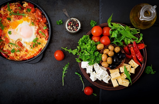 Frühstück. spiegeleier mit gemüse. shakshuka in einer ...