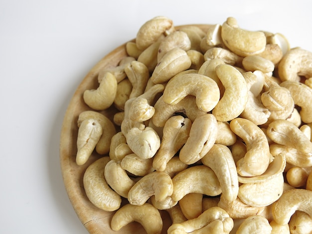 Ganze Rohe Cashewnuss Auf Weissem Hintergrund Premium Foto
