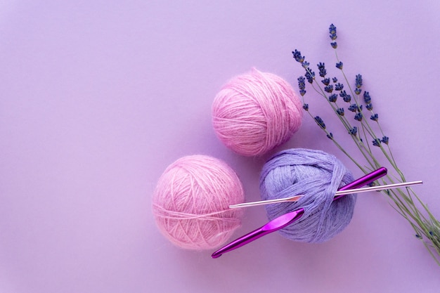 Garnkugeln Zum Hakeln Mit Lavendel Auf Flieder Premium Foto