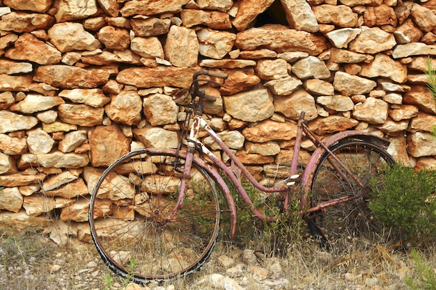 Gealterte verwitterte fahrradweinlesesteinwand Premium Fotos
