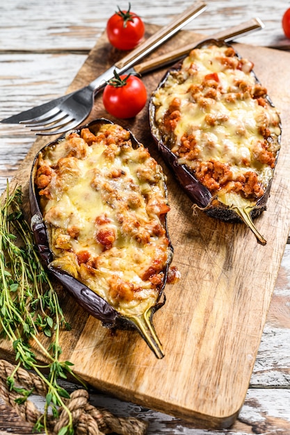 Gebackene aubergine mit rinderhackfleisch und käse. draufsicht ...
