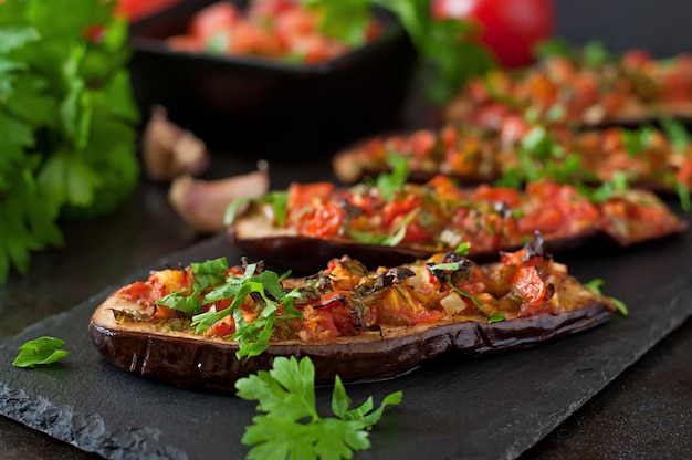 Gebackene aubergine mit tomaten, knoblauch und paprika | Kostenlose Foto