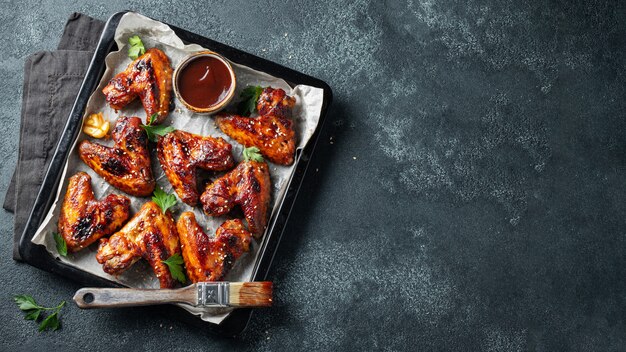 Gebackene hühnerflügel in barbecue-sauce. Premium Fotos