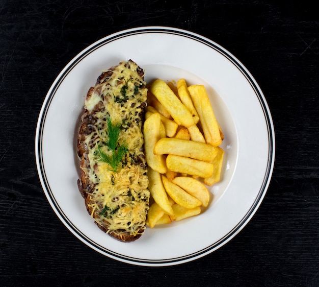 Gebackenes brot mit champignons und geriebenem käse mit pommes frites Kostenlose Fotos