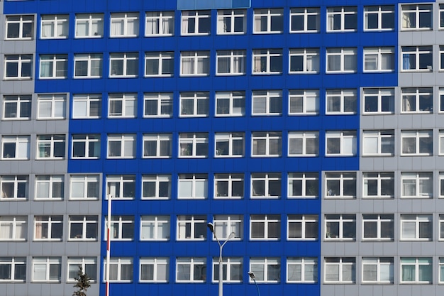 Gebaude Mit Fenstern Viele Fenster Am Gebaude Windows Burogebaude Fur Hintergrund Premium Foto