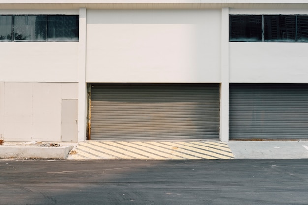 Gebäude und garagentor | Kostenlose Foto