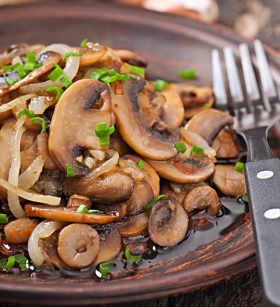 Gebratene champignons und zwiebeln | Kostenlose Foto