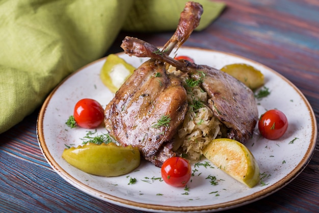 Gebratene entenkeule mit sauerkraut-, apfel- und kirschtomaten. leckere ...