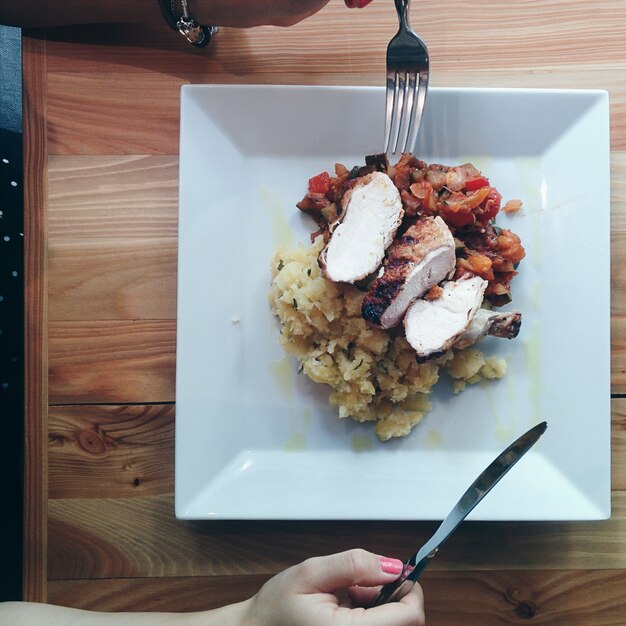 Gebratene hähnchenbrust mit kartoffelpüree und gemüse | Kostenlose Foto