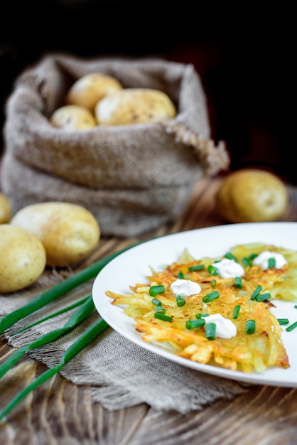 Gebratene Kartoffelpuffer Oder Draniki Mit Sauerrahm Und Fruhlingszwiebeln Das Nationalgericht Von Belarus Der Ukraine Und Russland Premium Foto