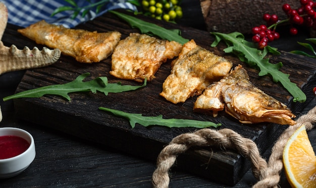 Gebratener fisch auf dem tisch | Kostenlose Foto