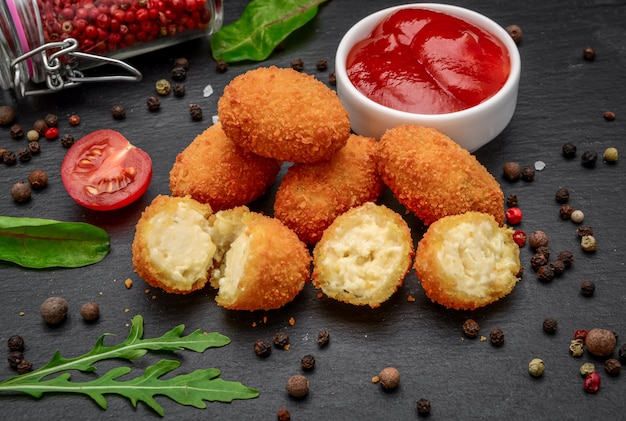 Gebratener mozzarella, cheddar-käse, bällchen mit ketchup auf ...