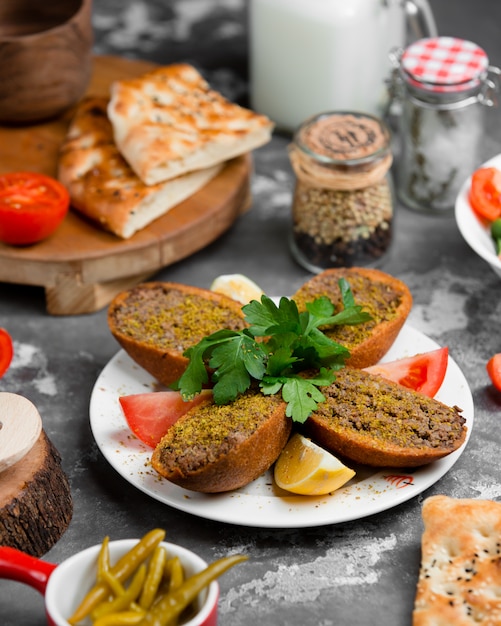 Gebratenes brot gefüllt mit hackfleisch und tomaten | Kostenlose Foto