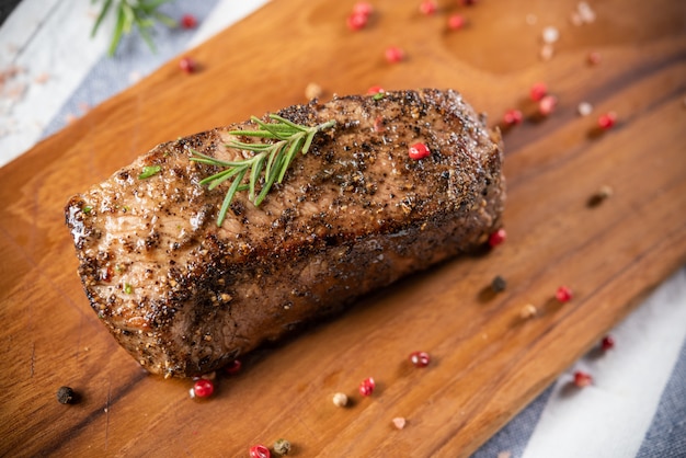 Gebratenes rinderfilet mit rosmarin und pfeffer | Kostenlose Foto