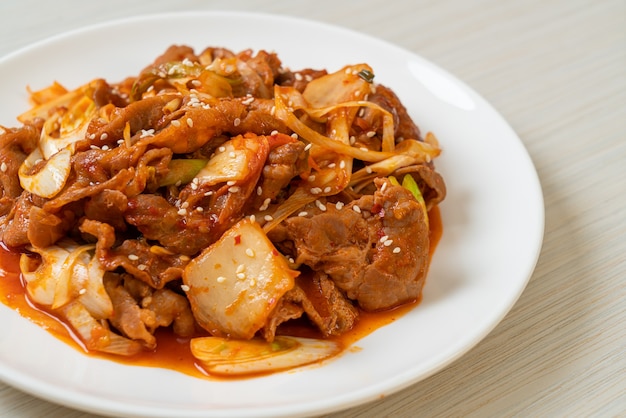 Gebratenes schweinefleisch mit koreanischer würziger paste und kimchi ...