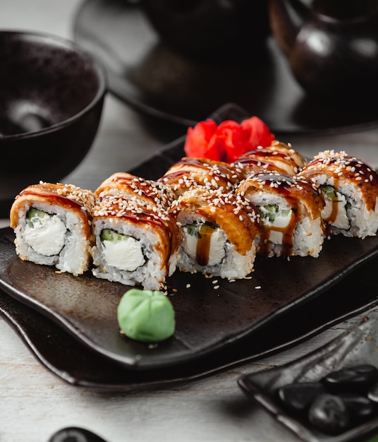 Gebratenes Sushi Mit Fisch Reis Ingwer Und Wasabi Kostenlose Foto