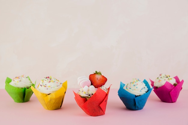 Geburtstag cupcakes und exemplar an der spitze Kostenlose Fotos