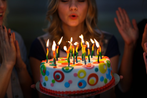 Geburtstag Madchen Mit Einem Kuchen Mit Kerzen Premium Foto