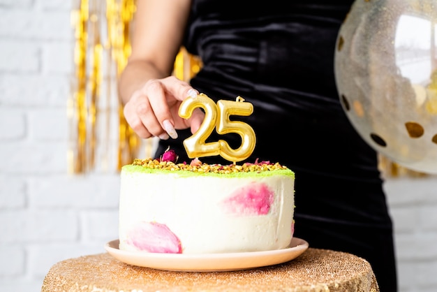 Geburtstagsparty Schone Brunette Frau Im Schwarzen Partykleid Das Ballon Halt Der Ihren Geburtstag Feiert Der Den Kuchen Schneidet Premium Foto