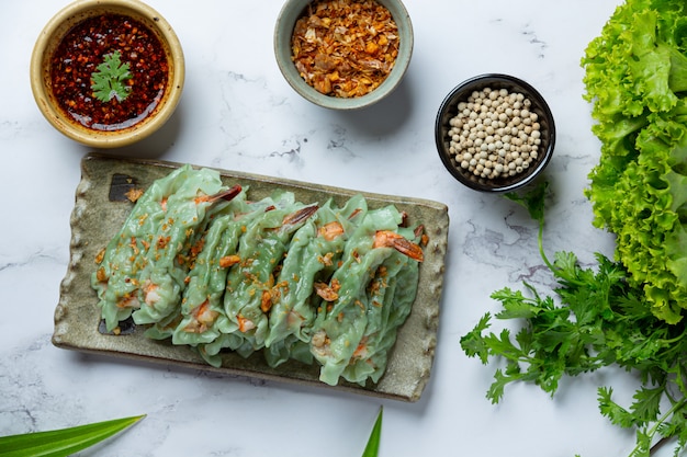 Gedämpfte garnelen wontons dim sum mit rohstoffen. | Kostenlose Foto