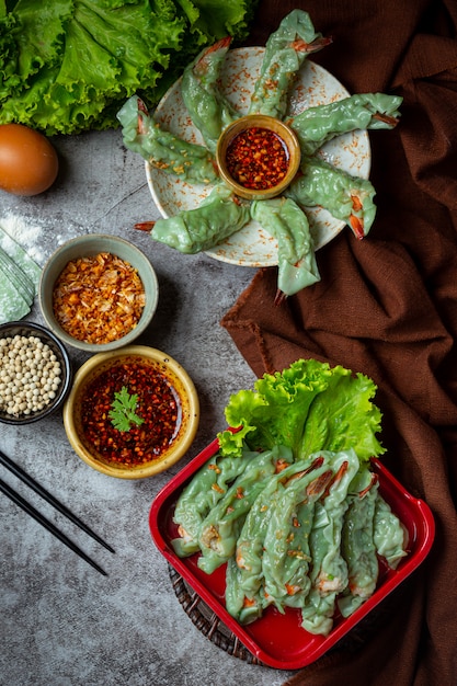 Gedämpfte garnelen wontons dim sum mit rohstoffen. | Kostenlose Foto