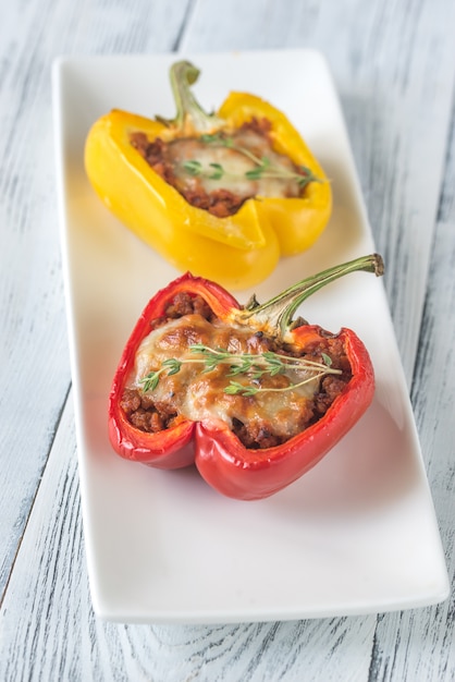 Gefüllte paprika mit fleisch und mozzarella | Premium-Foto