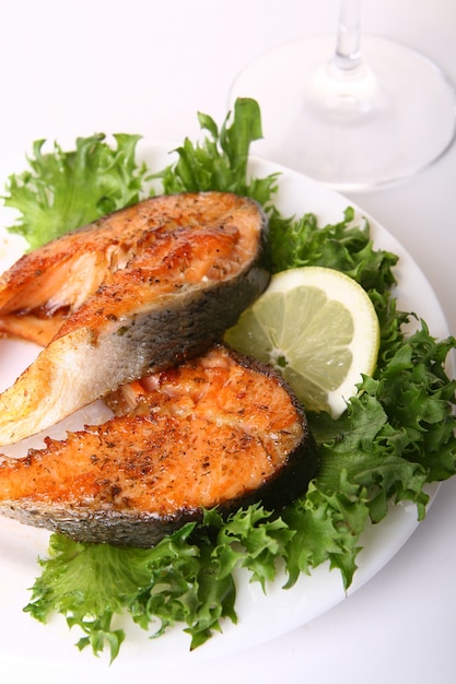 Gegrillter fisch mit zitrone | Kostenlose Foto