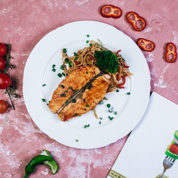 Gegrilltes fischfilet mit kräutern und gemüsesalat. ansicht von oben ...