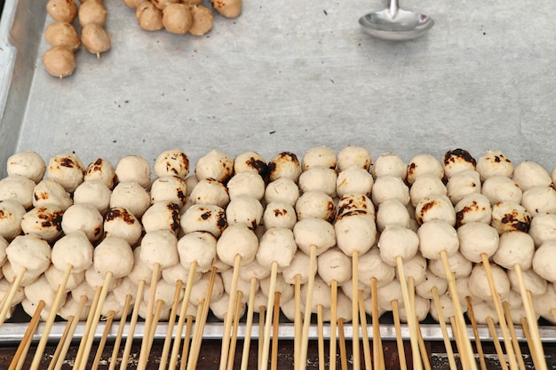 Gegrilltes fleischbällchen am straßenessen Premium Fotos