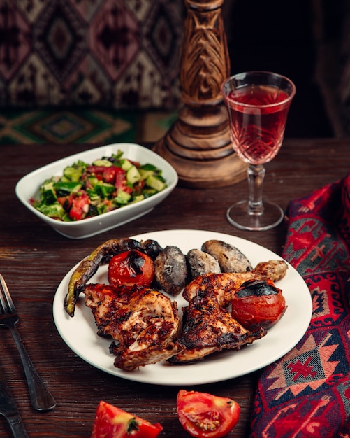 Gegrilltes hähnchen mit gemüse und salat | Kostenlose Foto