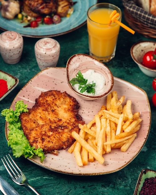 Gegrilltes hähnchen mit pommes frites geschnitten | Kostenlose Foto