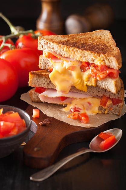 Gegrilltes käsesandwich mit schinken und tomate | Premium-Foto