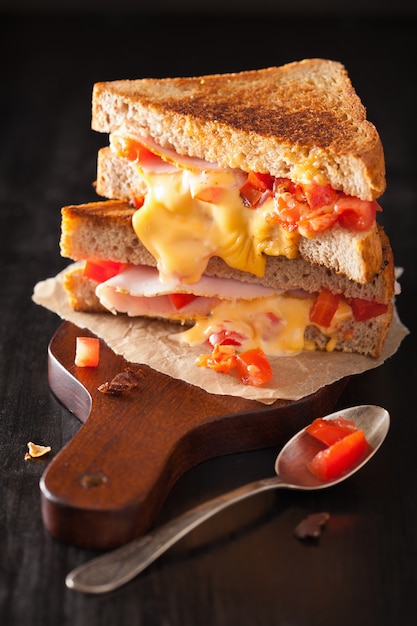 Gegrilltes käsesandwich mit schinken und tomate | Premium-Foto