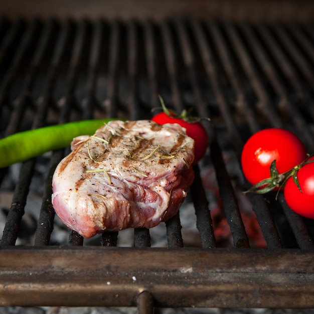 Gegrilltes steak gegrilltes steak gegrilltes steak mit tomaten und ...