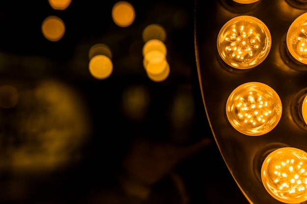 Gelbe led-leuchte gegen bokeh-hintergrund Kostenlose Fotos