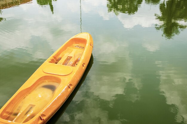 Gelbes boot, das auf den teich schwimmt PremiumFoto
