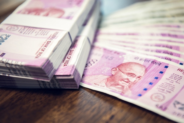 Geldstapel Und Banknoten Der Indischen Rupie Auf Dem Tisch Premium Foto