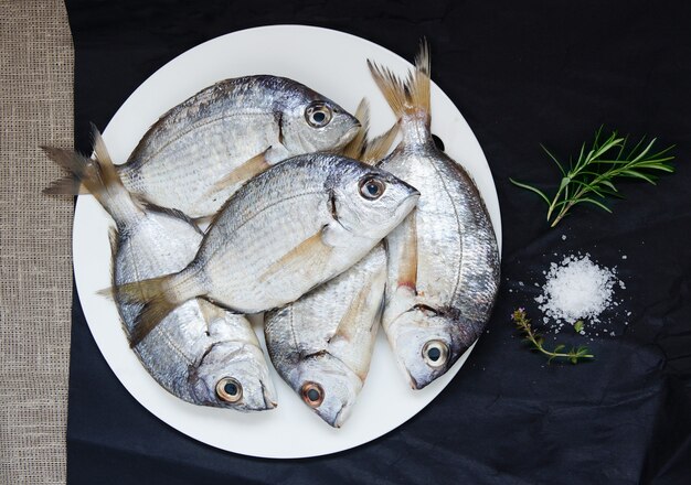 Gemischter roher frischer fisch für die zubereitung von suppe, dorade, drachenkopf, meeräsche und gänsefisch. ansicht von oben Premium Fotos